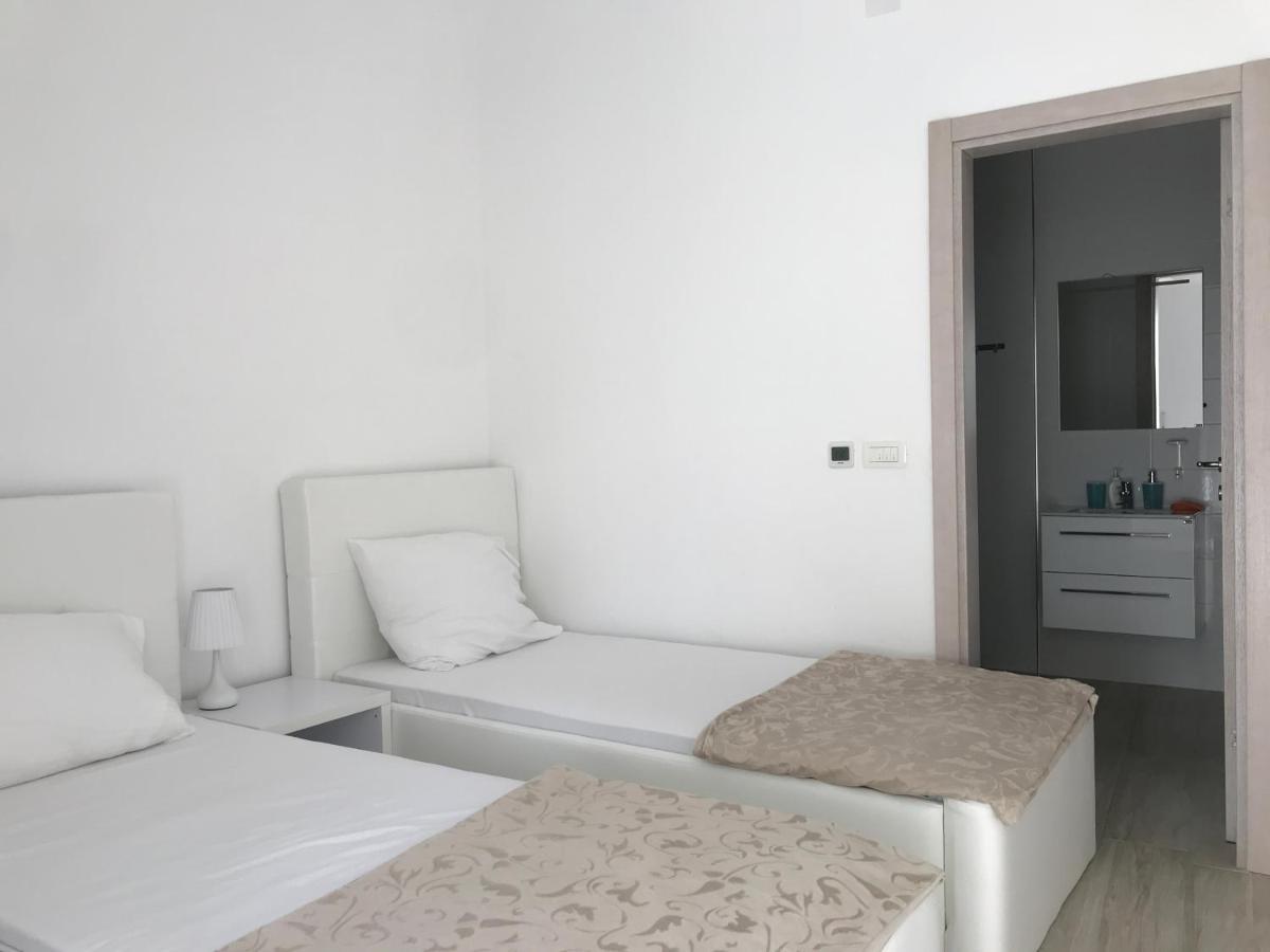 First Line Of The Sea 1 Apartment Добра вода Екстериор снимка