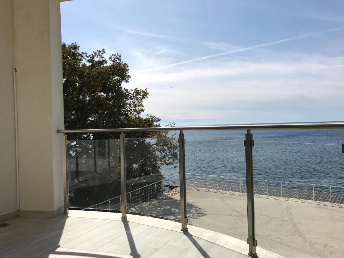 First Line Of The Sea 1 Apartment Добра вода Екстериор снимка