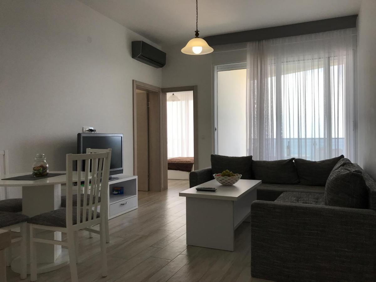 First Line Of The Sea 1 Apartment Добра вода Екстериор снимка