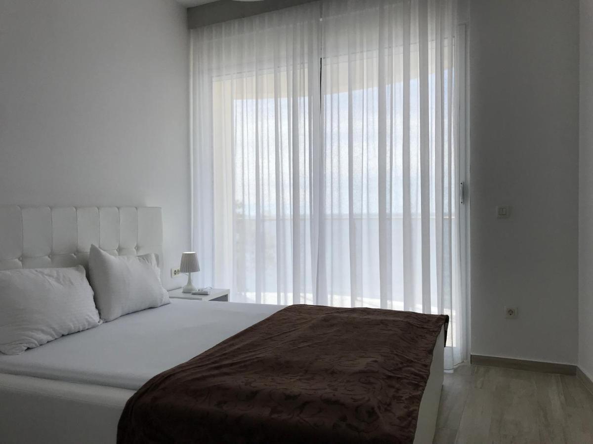 First Line Of The Sea 1 Apartment Добра вода Екстериор снимка