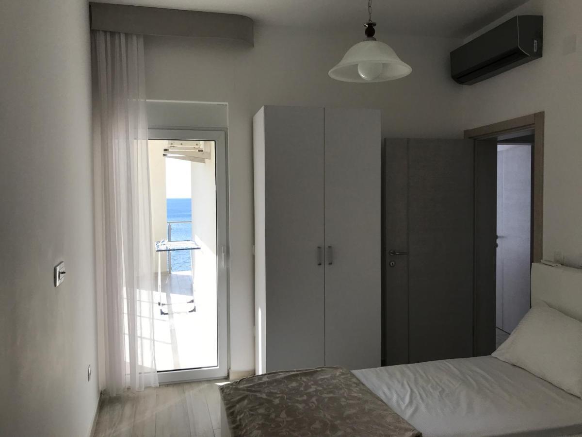 First Line Of The Sea 1 Apartment Добра вода Екстериор снимка