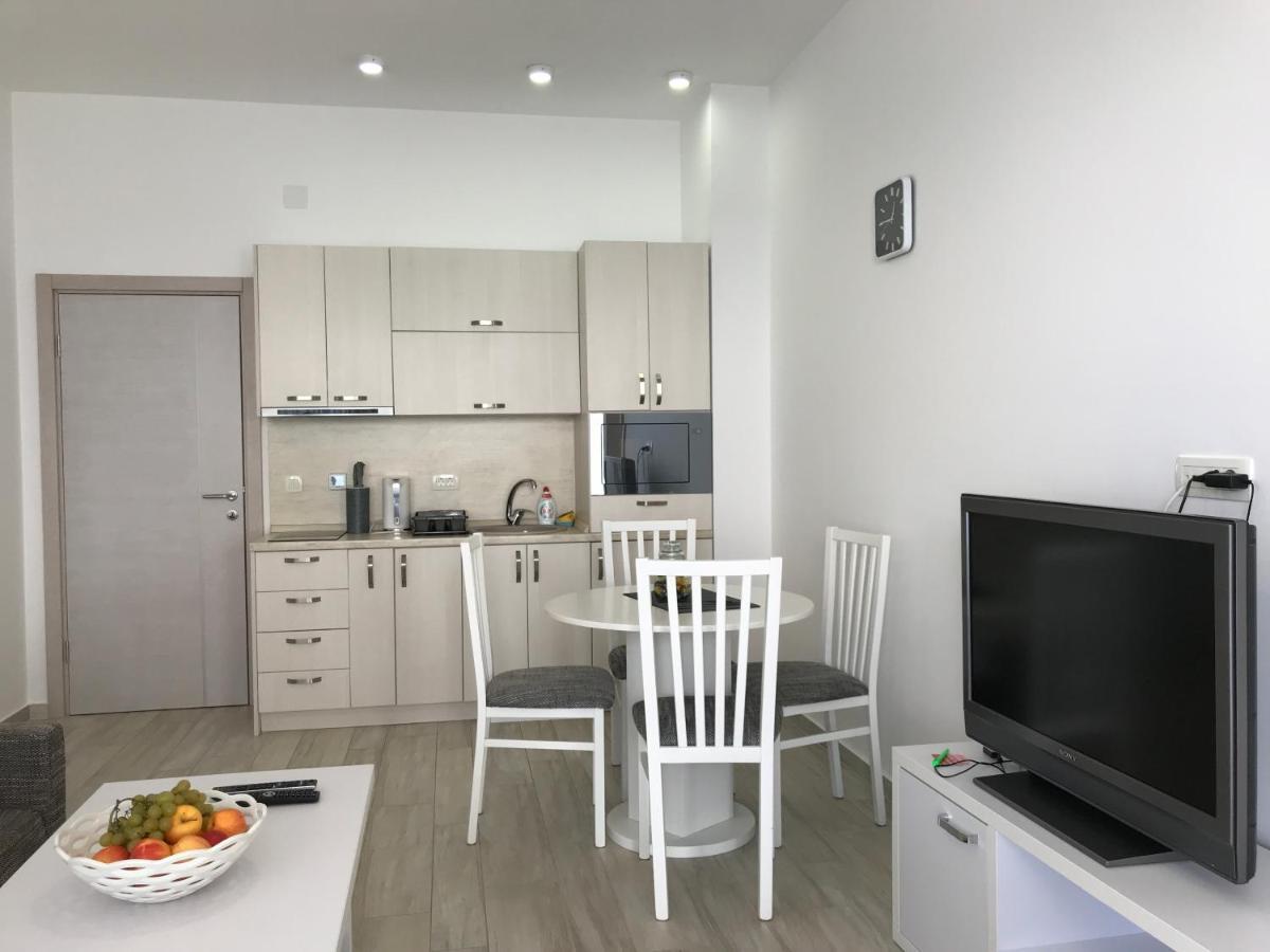First Line Of The Sea 1 Apartment Добра вода Екстериор снимка
