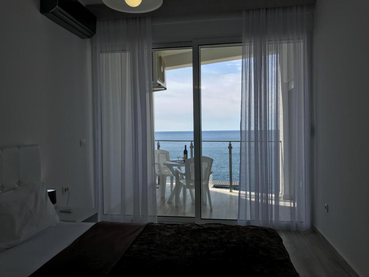 First Line Of The Sea 1 Apartment Добра вода Екстериор снимка