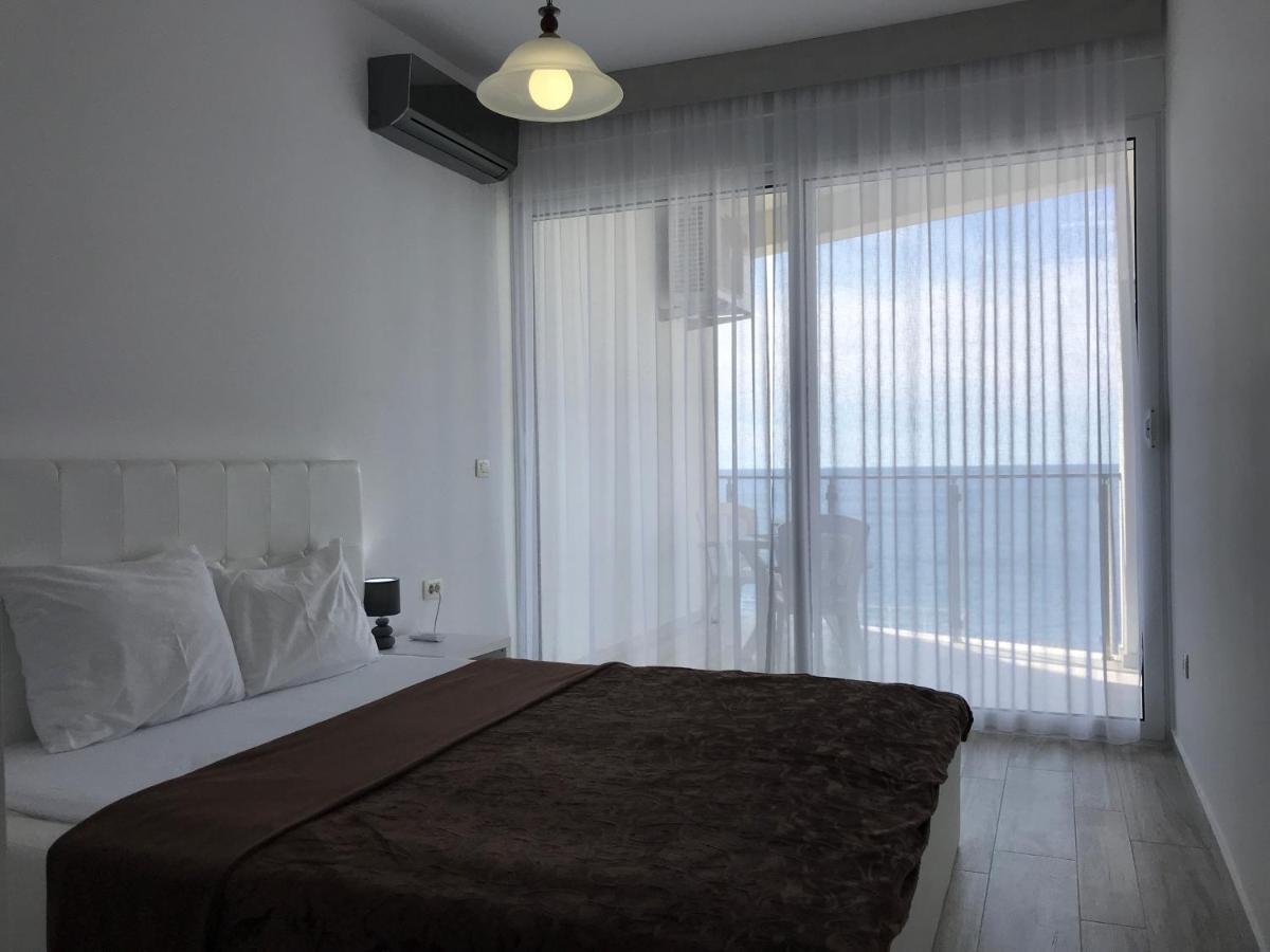 First Line Of The Sea 1 Apartment Добра вода Екстериор снимка